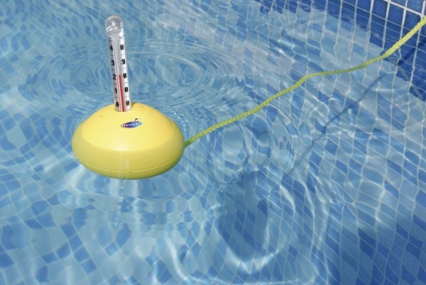 Termometro galleggiante per misurare temperatura acqua della piscina